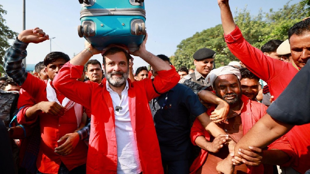Rahul Gandhi met the porters at Anand Vihar railway station, became 'coolies' at the station, carried luggage on their heads
