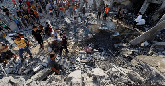Bomb falls on Gaza City hospital, 500 people killed