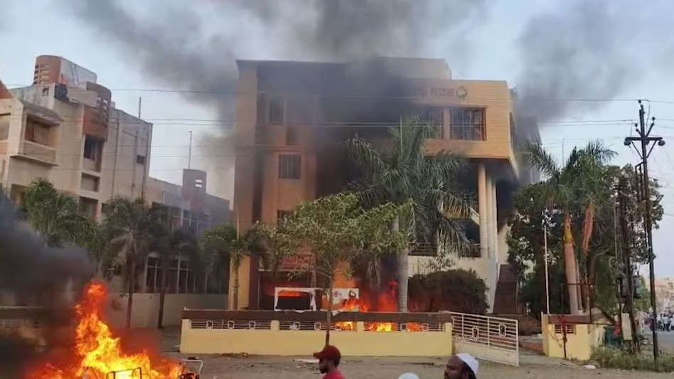 Fire of Maratha movement intensifies in Maharashtra; Angry agitators are burning houses of MLAs