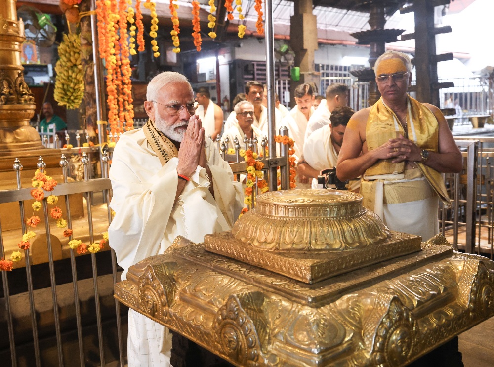 PM Modi offered prayers at the temple of Lord Krishna in Guruvayur