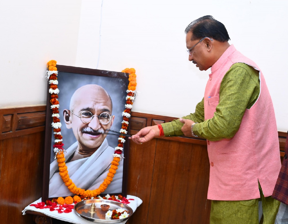 Chief Minister Shri Vishnu Dev Sai paid tribute to Father of the Nation Mahatma Gandhi on his death anniversary