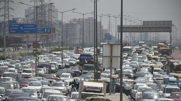  Massive Traffic Jam at Delhi-Noida Border Amidst Farmer Protest March