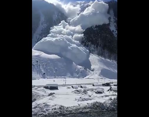 Heavy avalanche in Sarbal area of ​​Ganderbal district of Jammu and Kashmir
