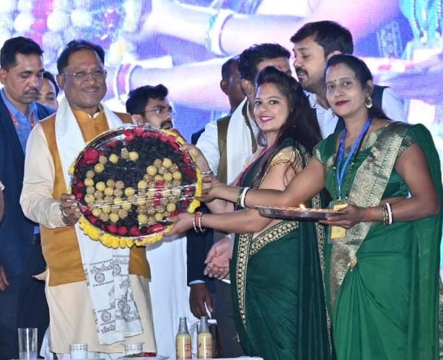 Chhattisgarh CM Vishnu Dev Sai's birthday today, sisters of women's self-help group gave a unique gift on his birthday