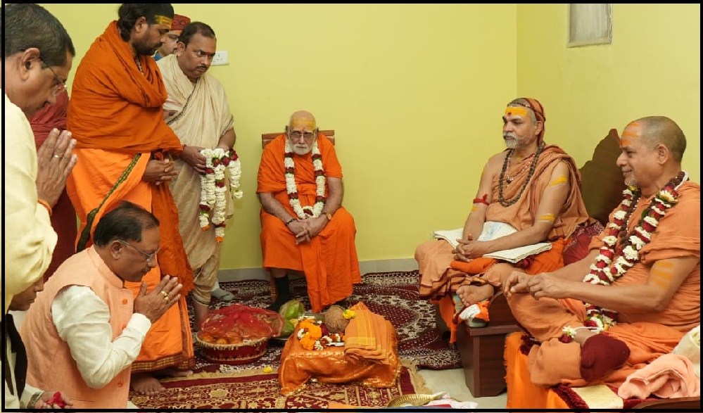  Chhattisgarh CM Vishnu Dev Sai had darshan of Shankaracharya Jagadguru Swami Shri Avimukteshwaranand Saraswati ji of Jyotish Peeth and Shankaracharya Jagadguru Swami Sadanand Saraswati ji of Sharda Peeth