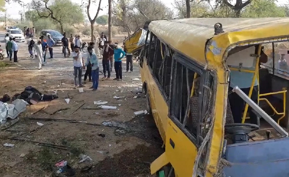 School bus full of children overturned in Narnaul, Haryana, school was open even on the government holiday of Eid