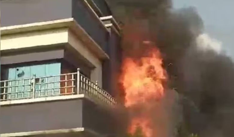 Crowd set vehicles on fire at Collector's office in Balodabazar, Chhattisgarh, created ruckus, know what is the matter