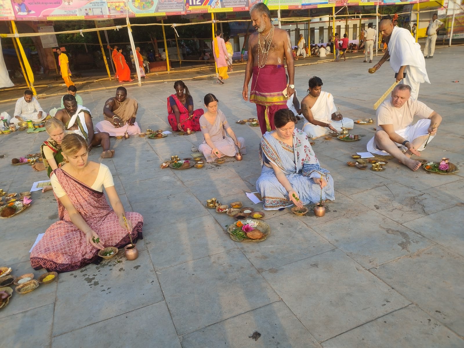 Foreigners were overwhelmed by offering Tarpan and Pind Daan in Gaya, gave the message of Sanatani faith to the world