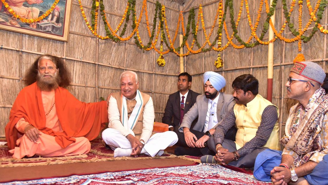 Bihar Governor Arif Mohammad Khan received grand welcome at Mahakumbh, where he performed Ganga Aarti in the pandal of Parmarth Niketan