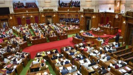 A shocking incident came to light from UP assembly, MLA spit after eating gutkha in UP assembly, angry speaker reprimanded him; said- 'I saw it in CCTV'