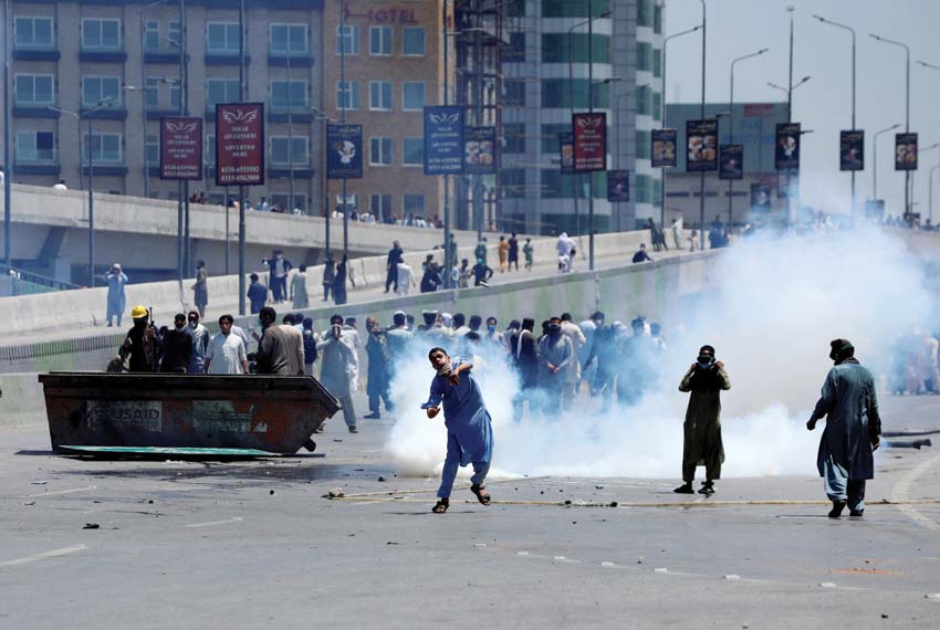 Crisis in Pakistan : Chaos Everywhere, Inside and Out