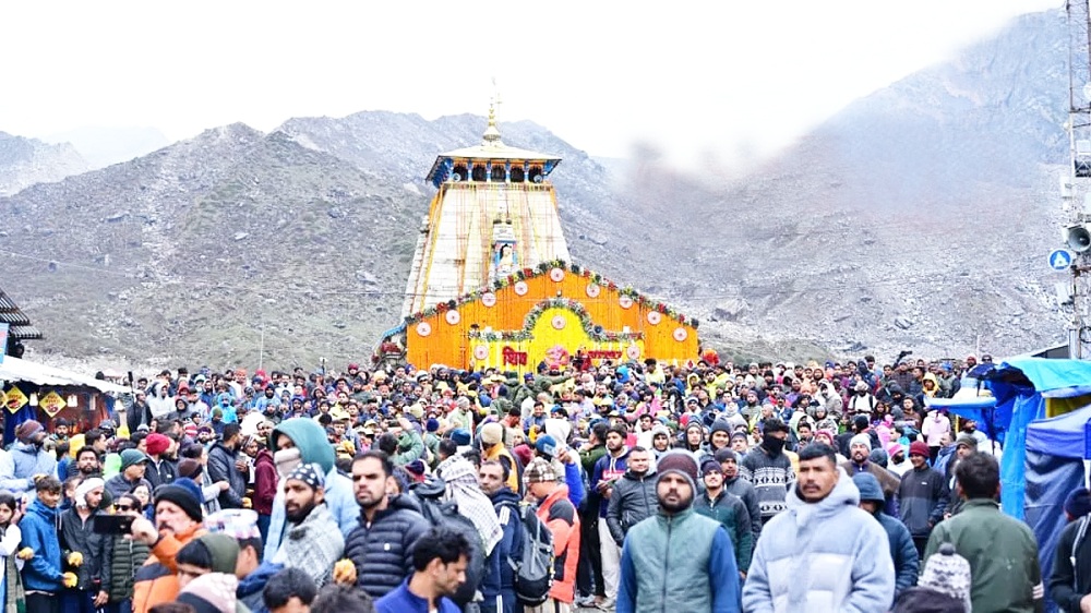 The doors of the eleventh Jyotirlinga Shri Kedarnath Dham opened, more than 10 thousand devotees including Chief Minister Pushkar Singh Dhami witnessed the opening of the doors