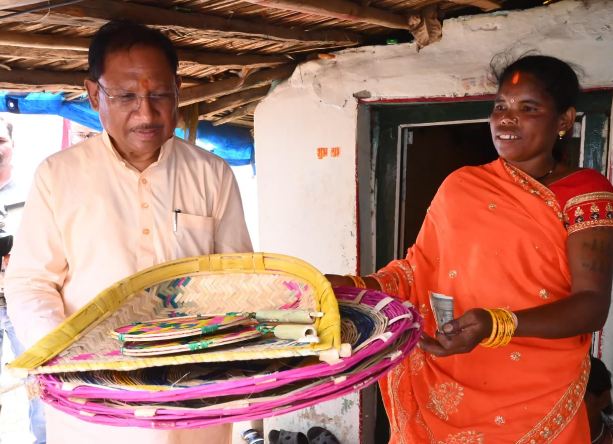 Chhattisgarh CM Sai praised bamboo crafts in Kamar Basti: He himself bought Parra, Dhukna and Supa for a wedding in the family
