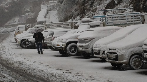 Heavy Snowfall Paralyzes Jammu & Kashmir, Disrupts Travel and Daily Life