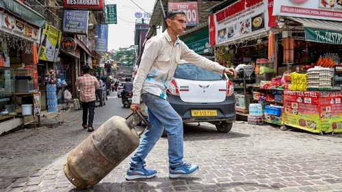 Commercial LPG Prices Surge Again: 19-kg Cylinder Jumps by ₹993 in Delhi