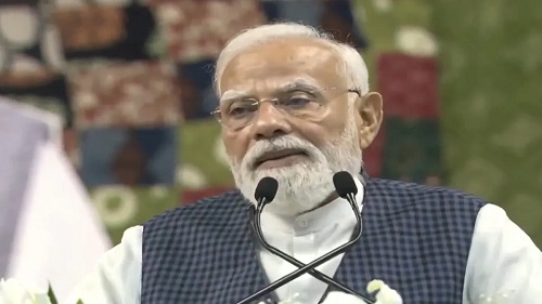 PM Modi Targets Rahul Gandhi, Defends ‘Atmanirbhar Bharat’ at Surat Rally; Launches ₹18,800 Crore Projects