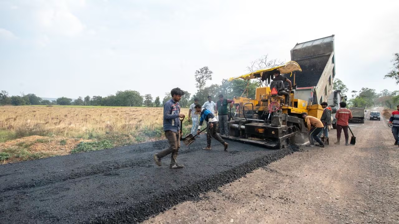 Centre Targets Construction of Over 26,000 km of Rural Roads in FY 2026-27; ₹18,900 Crore Allocated