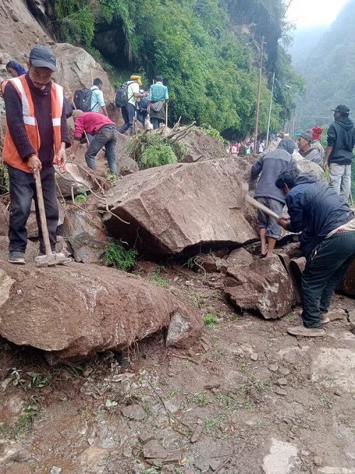Kedarnath Yatra Temporarily Suspended After Landslide Near Gaurikund Amid Heavy Rainfall