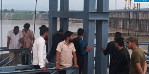 Two Army Soldiers Missing After Training Boat Capsizes in Yamuna at Hathnikund Barrage