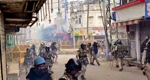 Ujjain Road-Widening Row at Site of Shahi Masjid Turns Violent: Cops Use Tear Gas as Stones Are Hurled